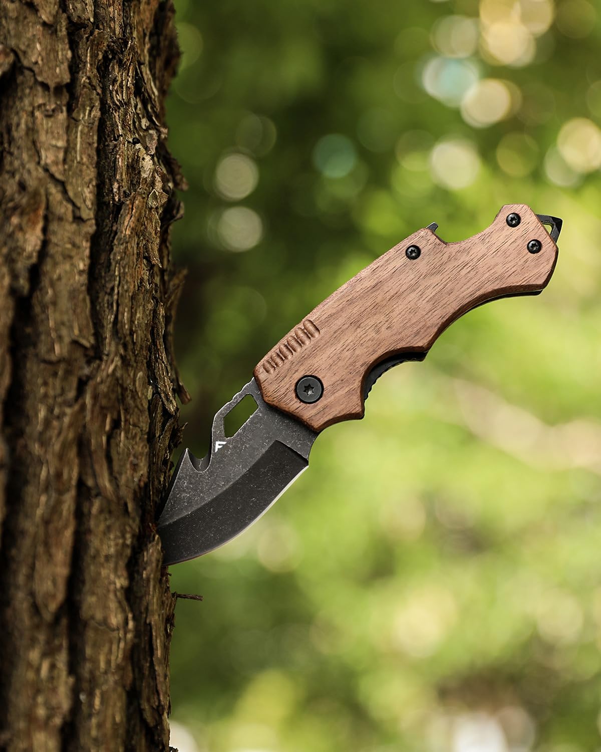 FLISSA multifunction knife includes bottle opener and glass breaker