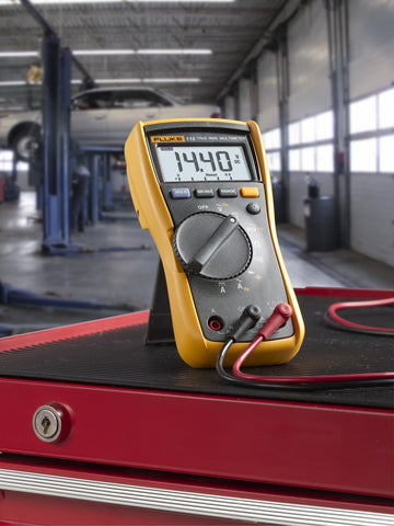 Fluke 115 measuring true-RMS voltage and current for accurate readings