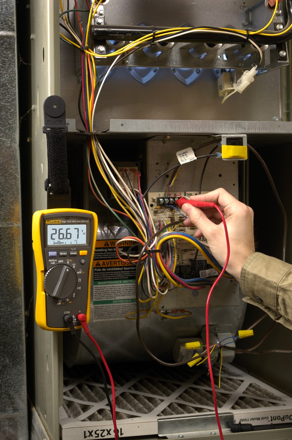 Fluke 116 HVAC multimeter LED-backlight aids visibility in dim spaces.