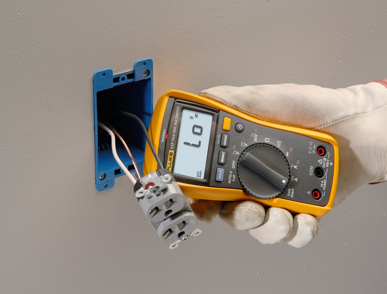 Fluke 117 backlit display enables clear visibility in dim environments.
