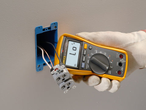 Fluke 117 backlit display enables clear visibility in dim environments.