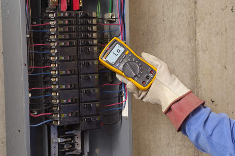 Fluke 117 true RMS measurement ensures accuracy on non-linear loads.