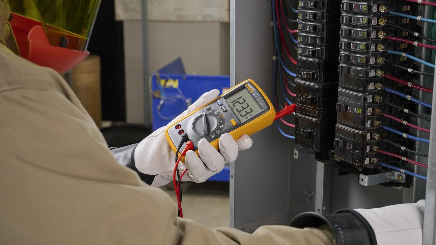 Fluke 15B+ compact, glove-friendly design for one-handed operation on site.