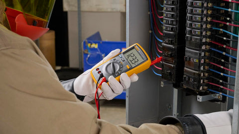 Fluke 15B+ compact, glove-friendly design for one-handed operation on site.