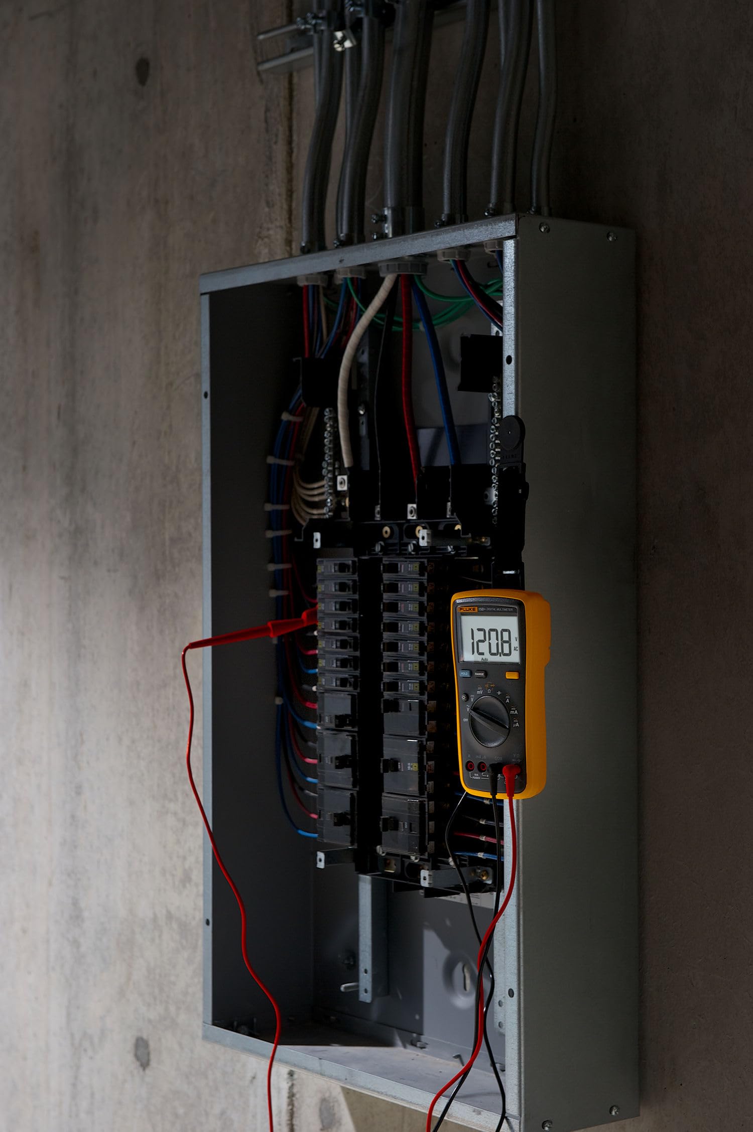Fluke 15B+ CAT III 600V safety rating highlighted for safer electrical work.