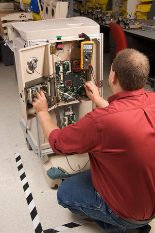 Fluke 323 AC current clamp included for quick current checks.