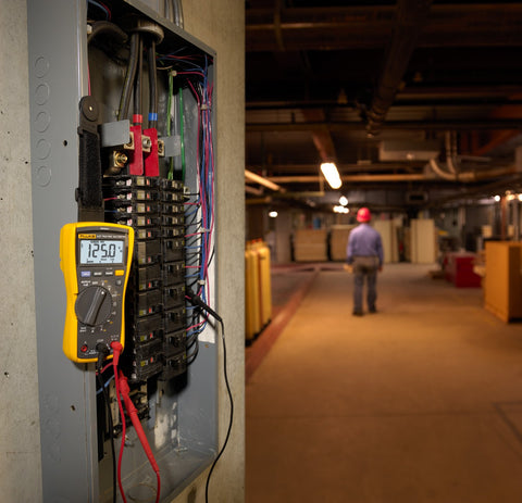 Fluke 323 clamp meter display close-up highlighting True RMS readings