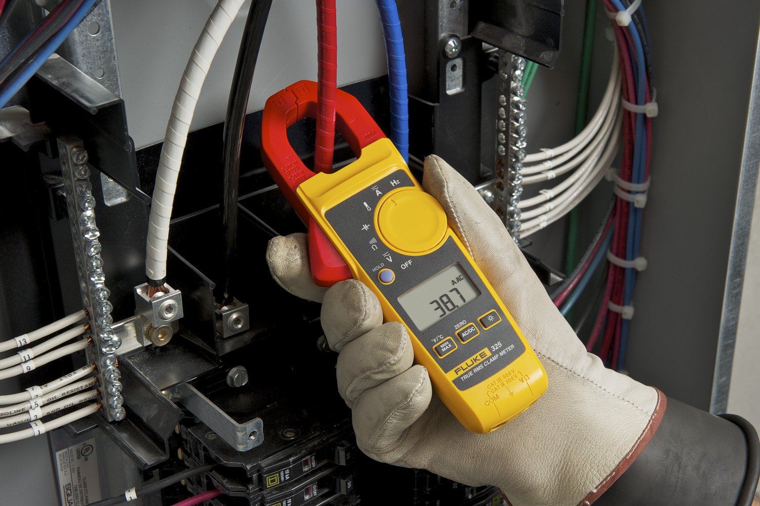 Fluke 325 safety-rated meter for CAT IV/III installations in professional environments.
