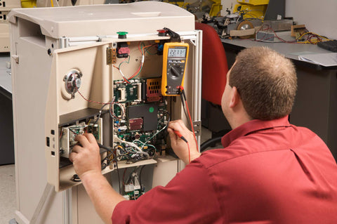 Fluke 80BK integrated temperature probe enables thermal readings.