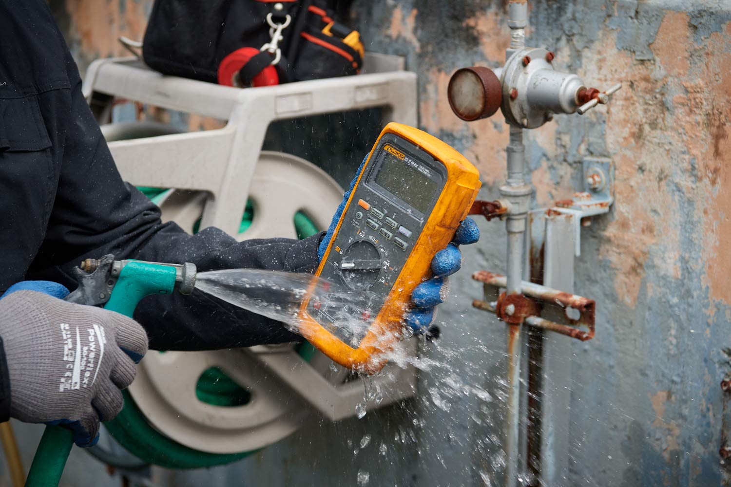 Fluke 87V MAX built-in thermometer supports quick ambient and surface readings.
