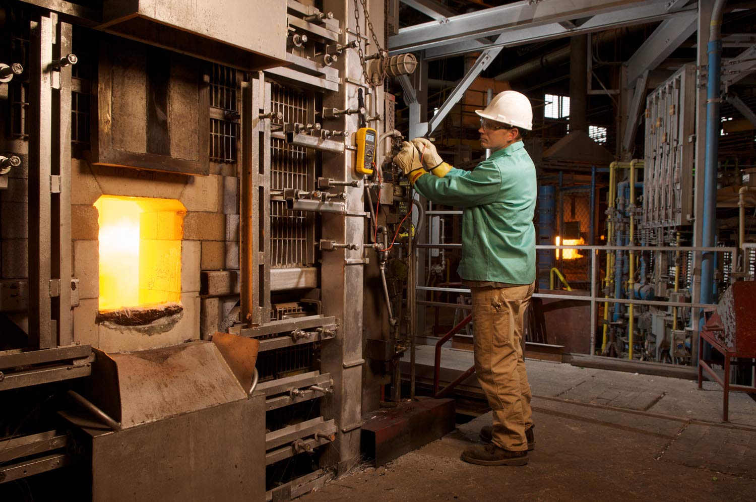 Fluke 87V MAX drop-tested up to 4 meters, built to survive rough job-site handling.