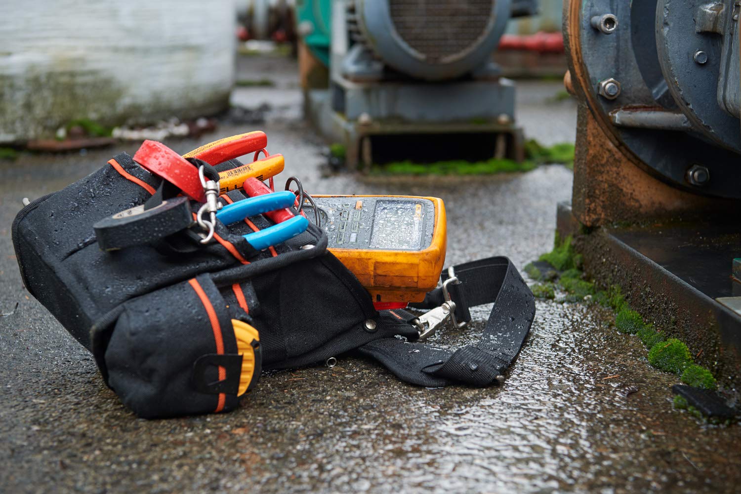 Fluke 87V MAX IP67 rating, waterproof and dustproof for reliable measurements in demanding environments.