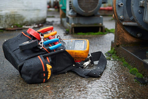 Fluke 87V MAX IP67 rating, waterproof and dustproof for reliable measurements in demanding environments.