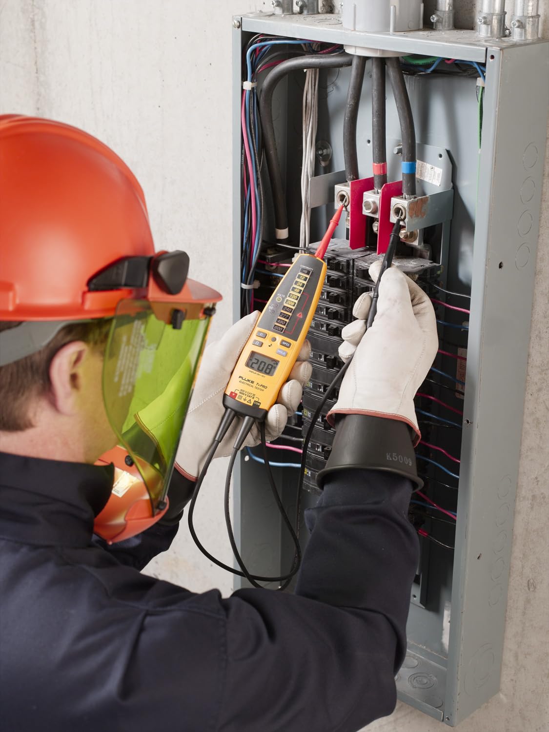 Fluke T+PRO built-in flashlight to illuminate workspace