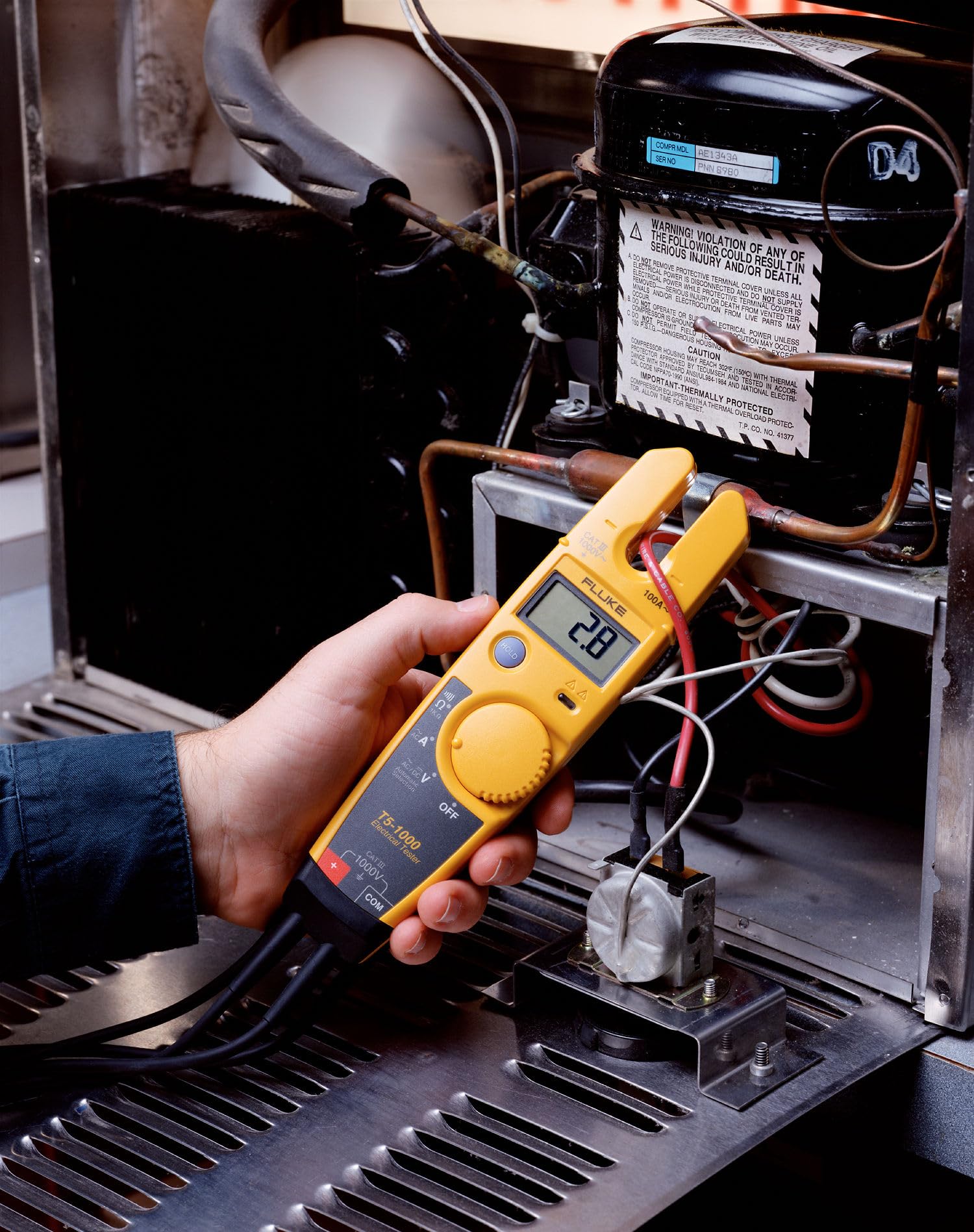 Fluke T5-1000 detachable SlimReach probes enable safe connections.