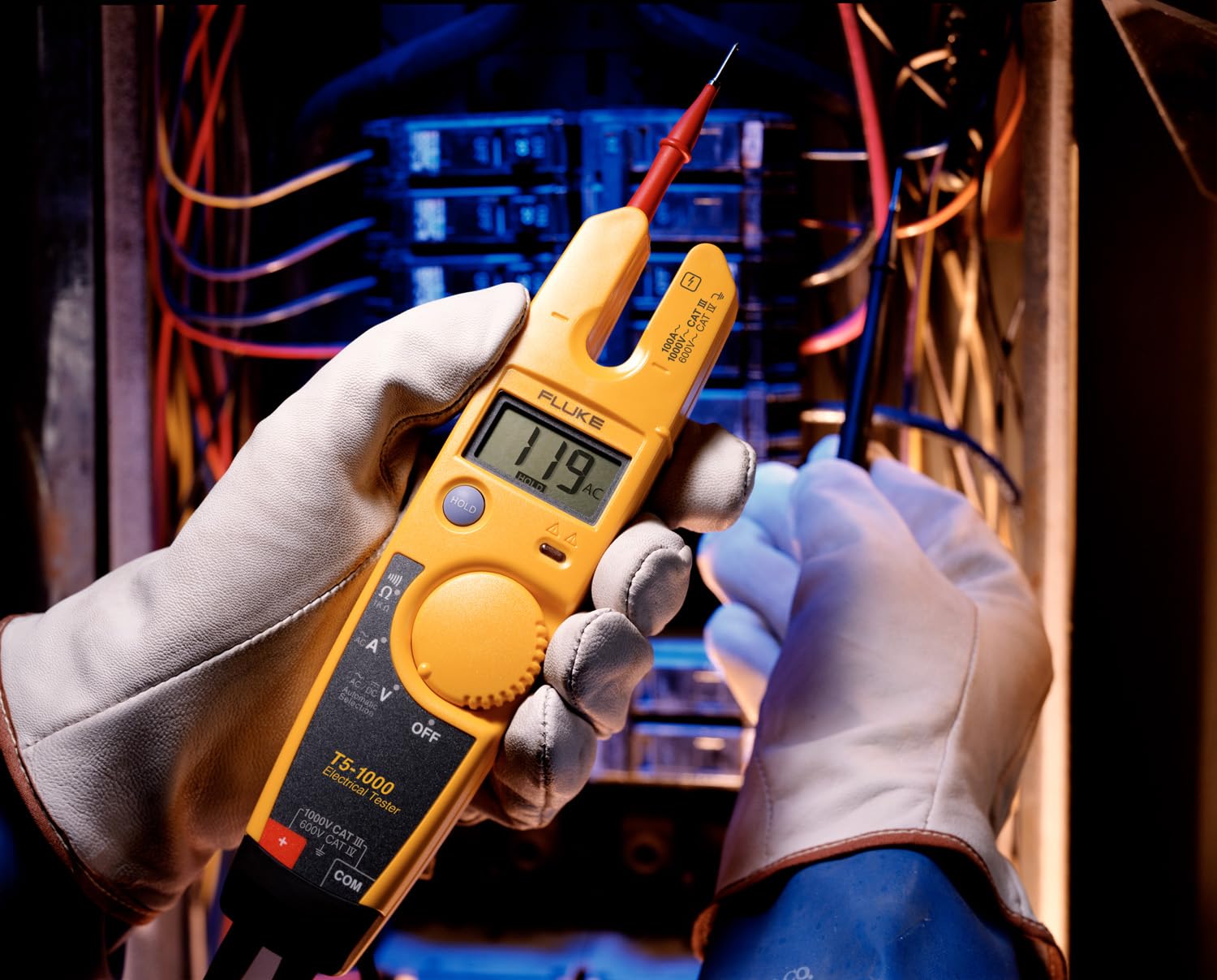 Fluke T5-1000 readout display shows precise voltage or resistance values.