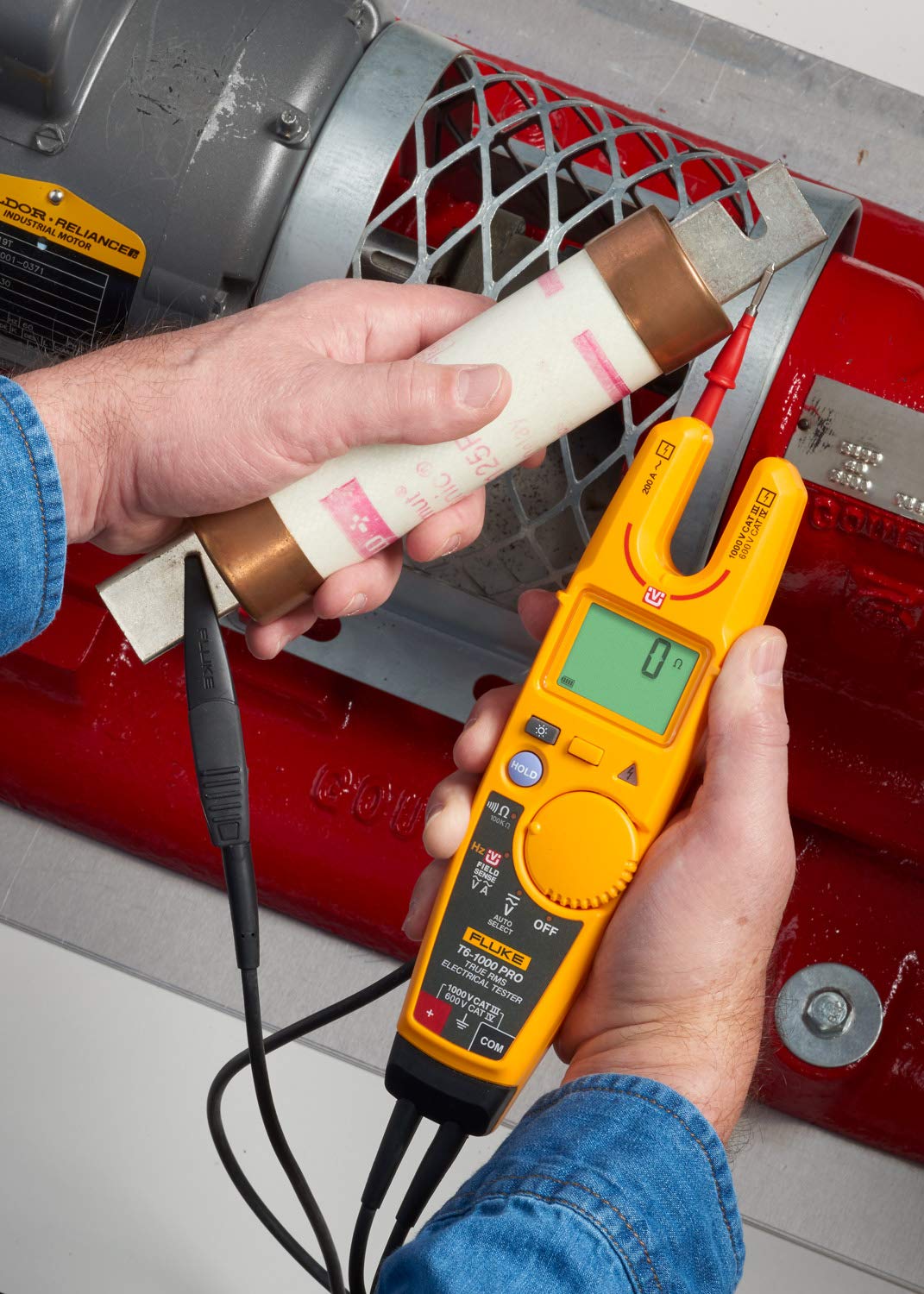 Fluke T6-1000 PRO Visual Continuity lights up in dark spaces