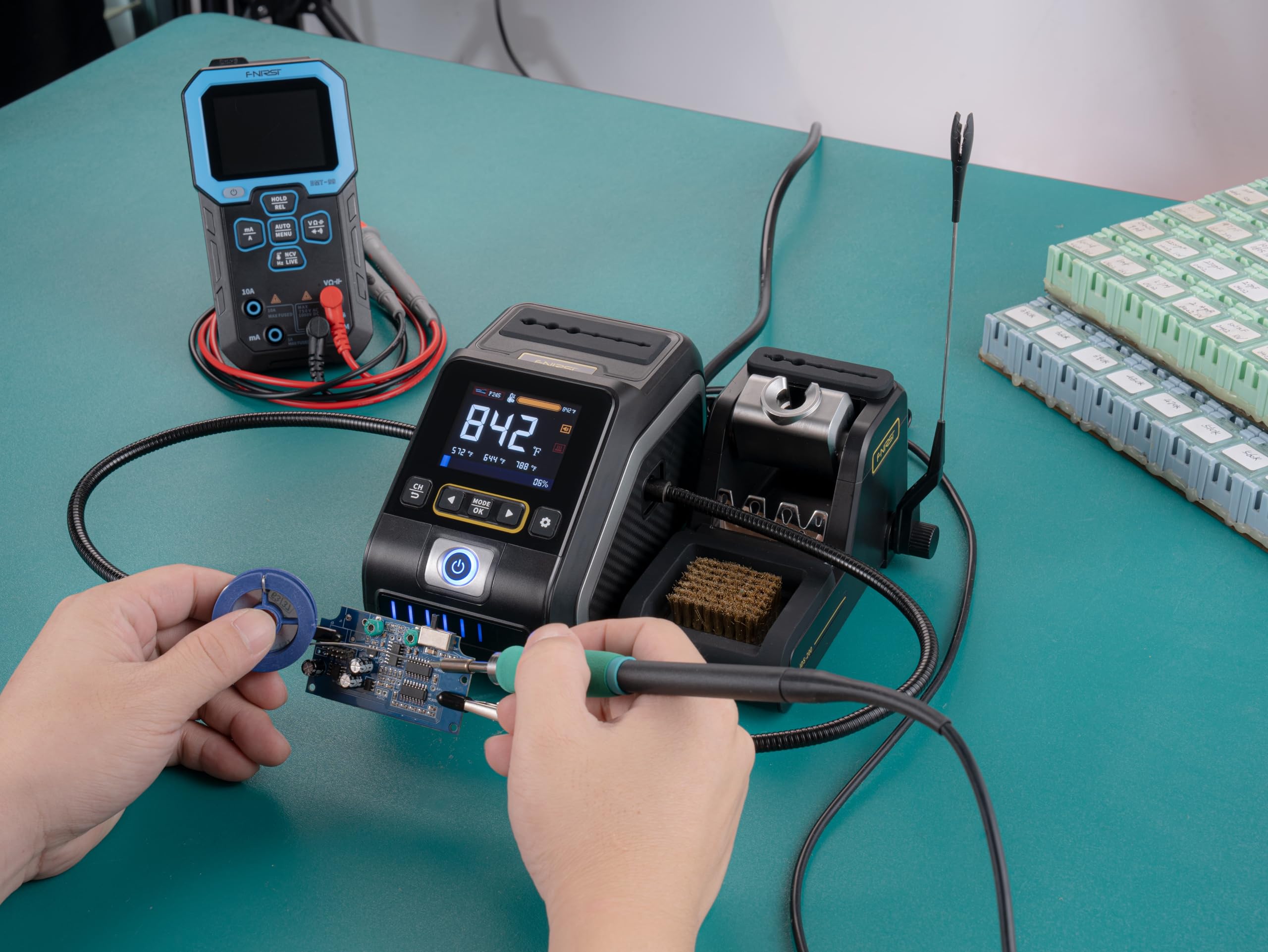 FNIRSI DWS-200 temperature-curve-mode demonstrates real-time heating trends for consistent results