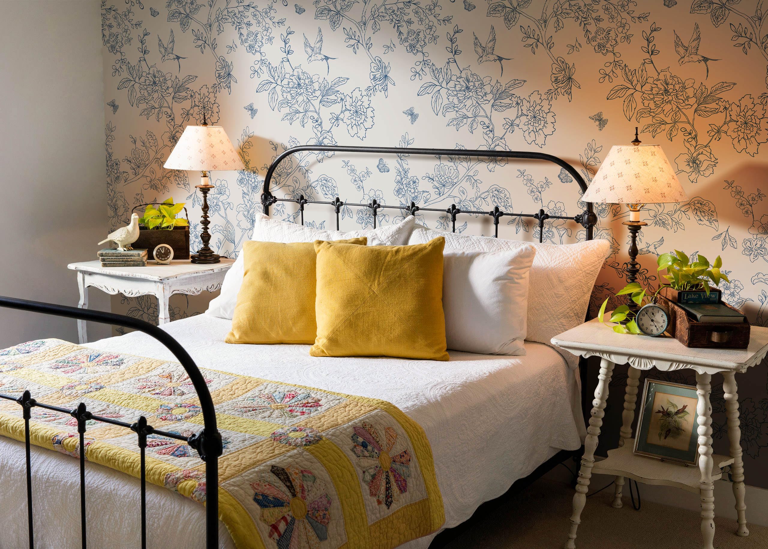 Froluya retro bird-and-flower motif adds warm ambiance to living room