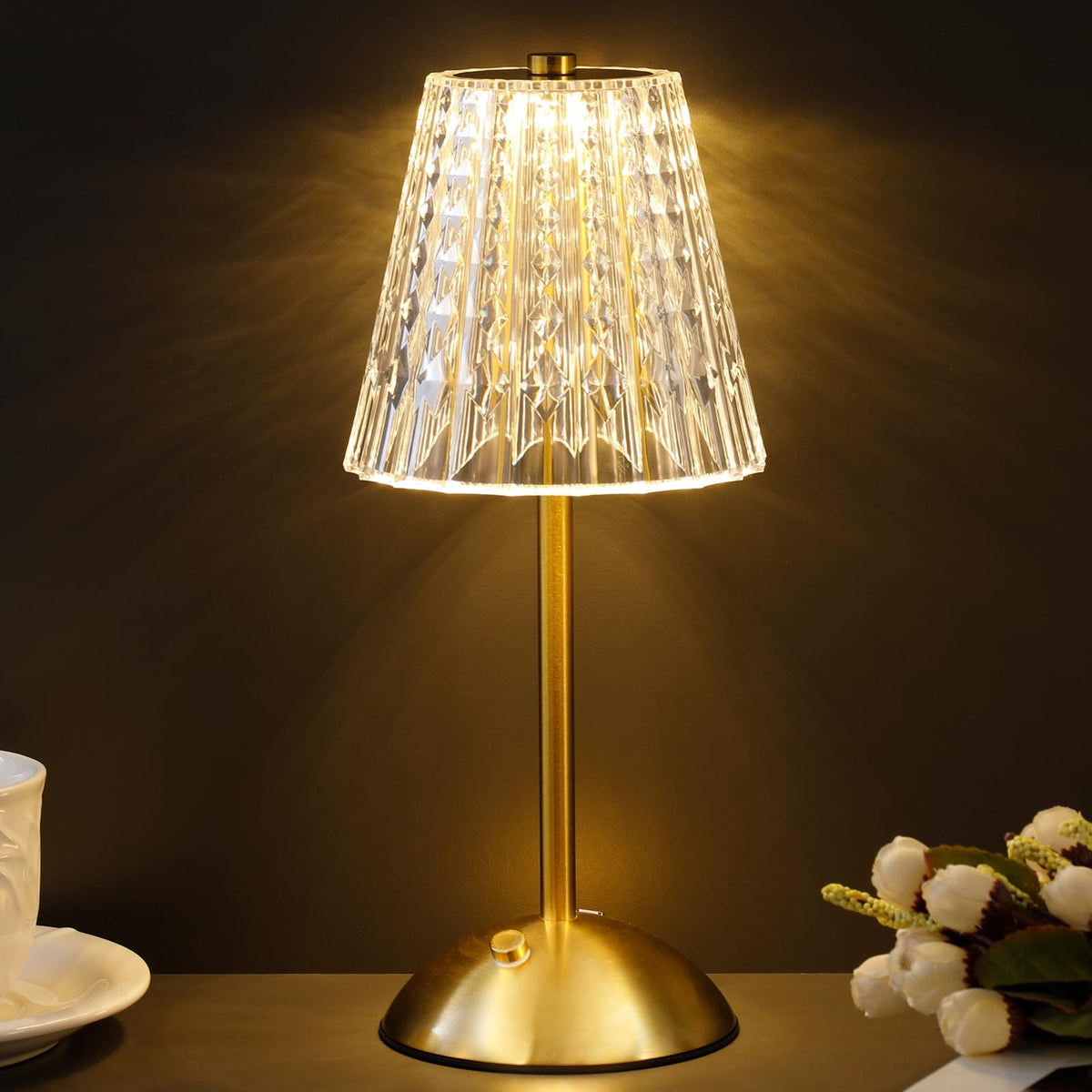 Fsaox cordless table lamp with battery power for flexible, wire-free placement.