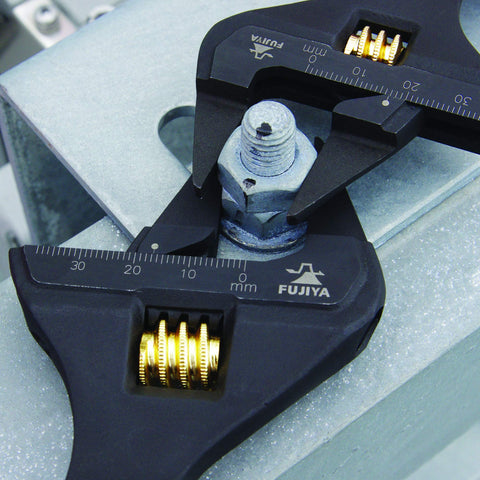 Fujiya FLT-34-BG black and gold handle with PVC grip for comfortable control.