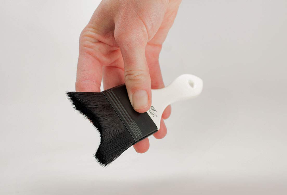 Gamblin Gamvar brush features an ergonomic handle for comfortable varnishing sessions.