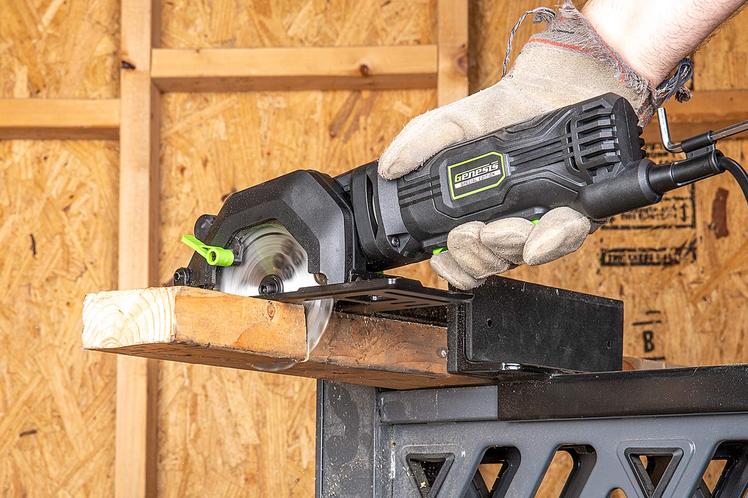 Genesis GCS445SE depth-bevel-controls for versatile cuts.