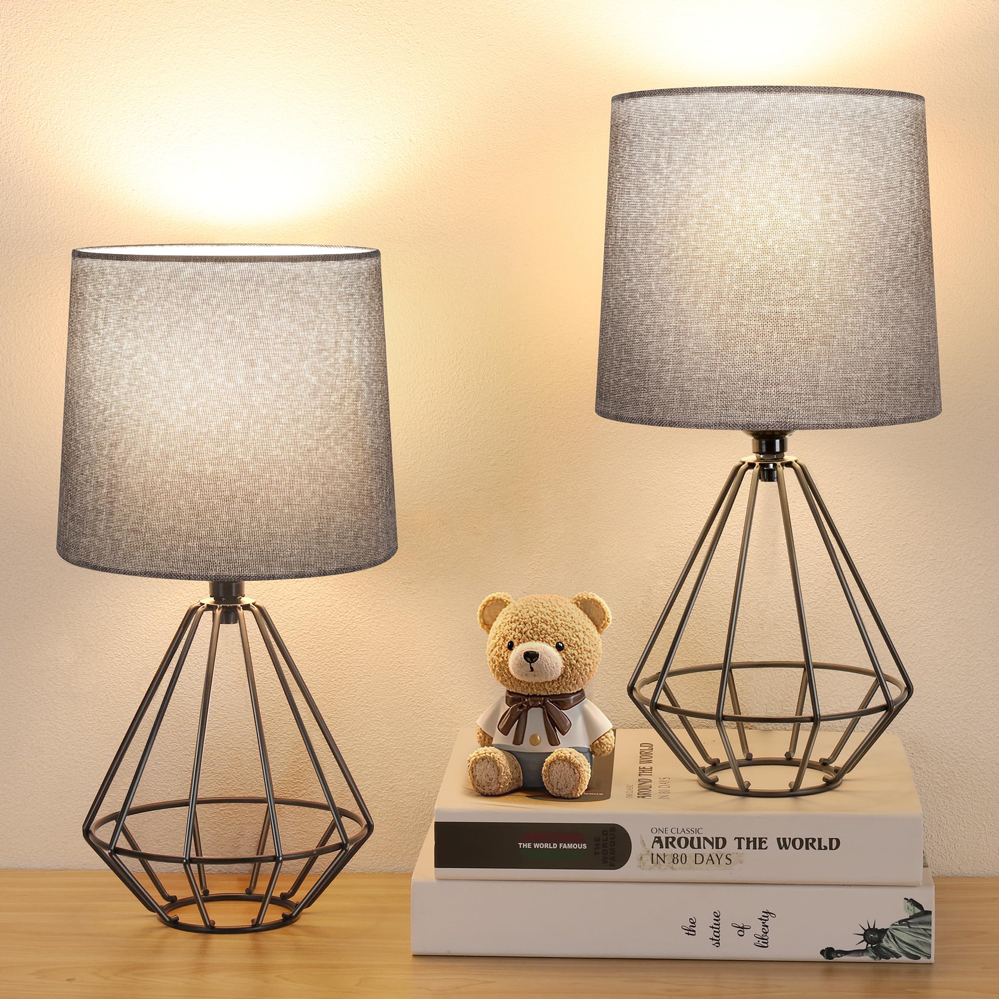 GGOYING bedside lamp with black metal geometric base for a modern look