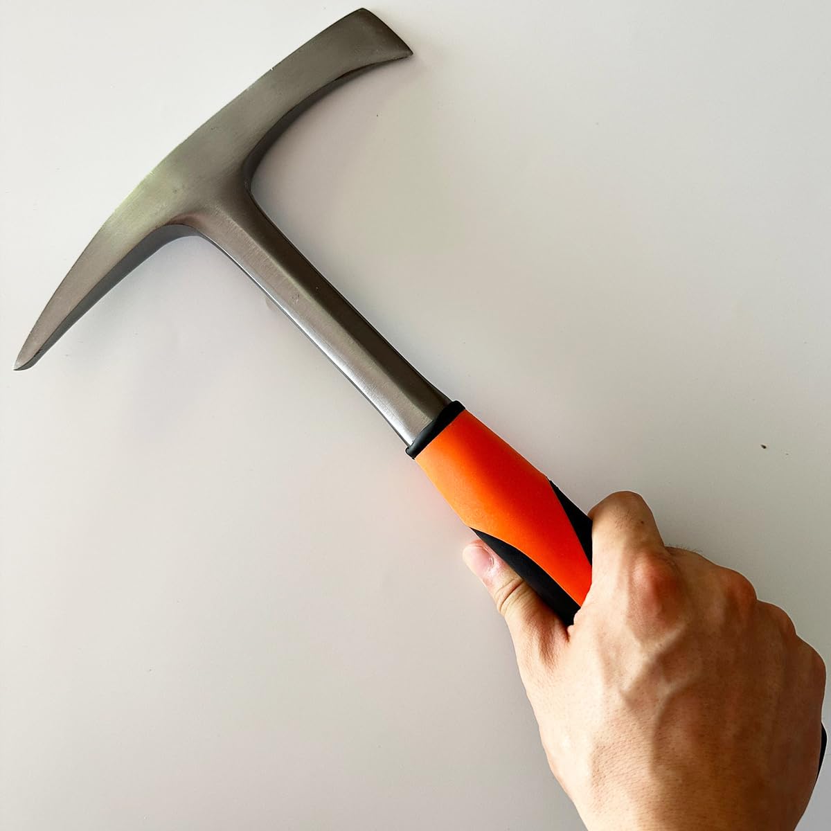 Glorousamc slag-cleaning-welds tool improves weld finish.