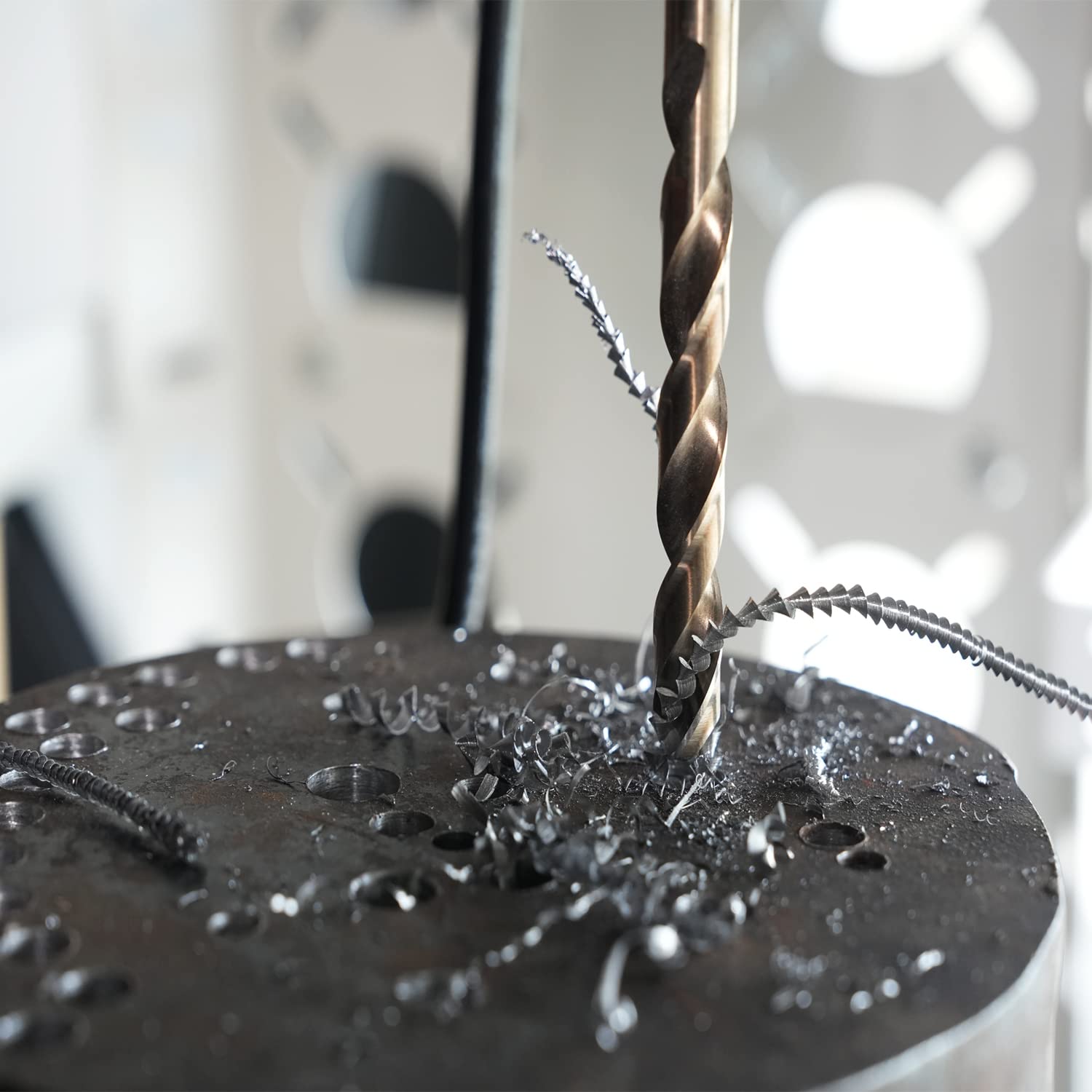 GMTOOLS hardened cutting edge extends life in heavy-duty drilling tasks.
