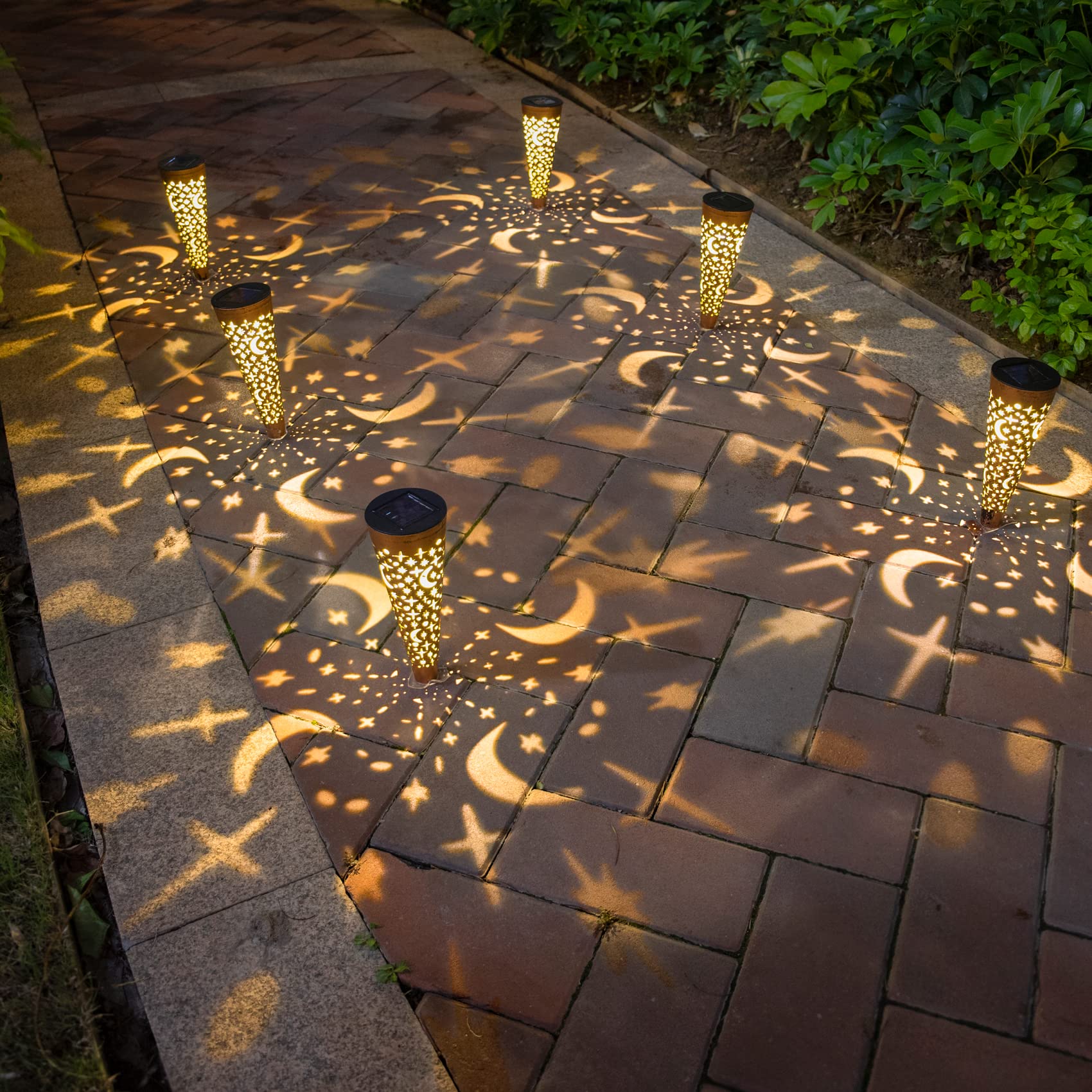 Go2garden 10-lumen warm white light charges by day for automatic night illumination.