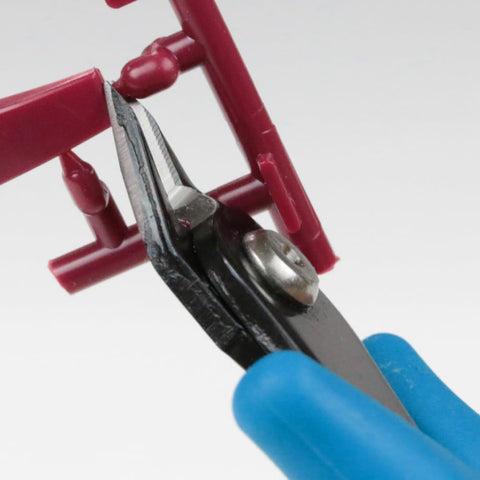 Close-up of PN-125 cutting action delivering clean cuts with minimal burrs.