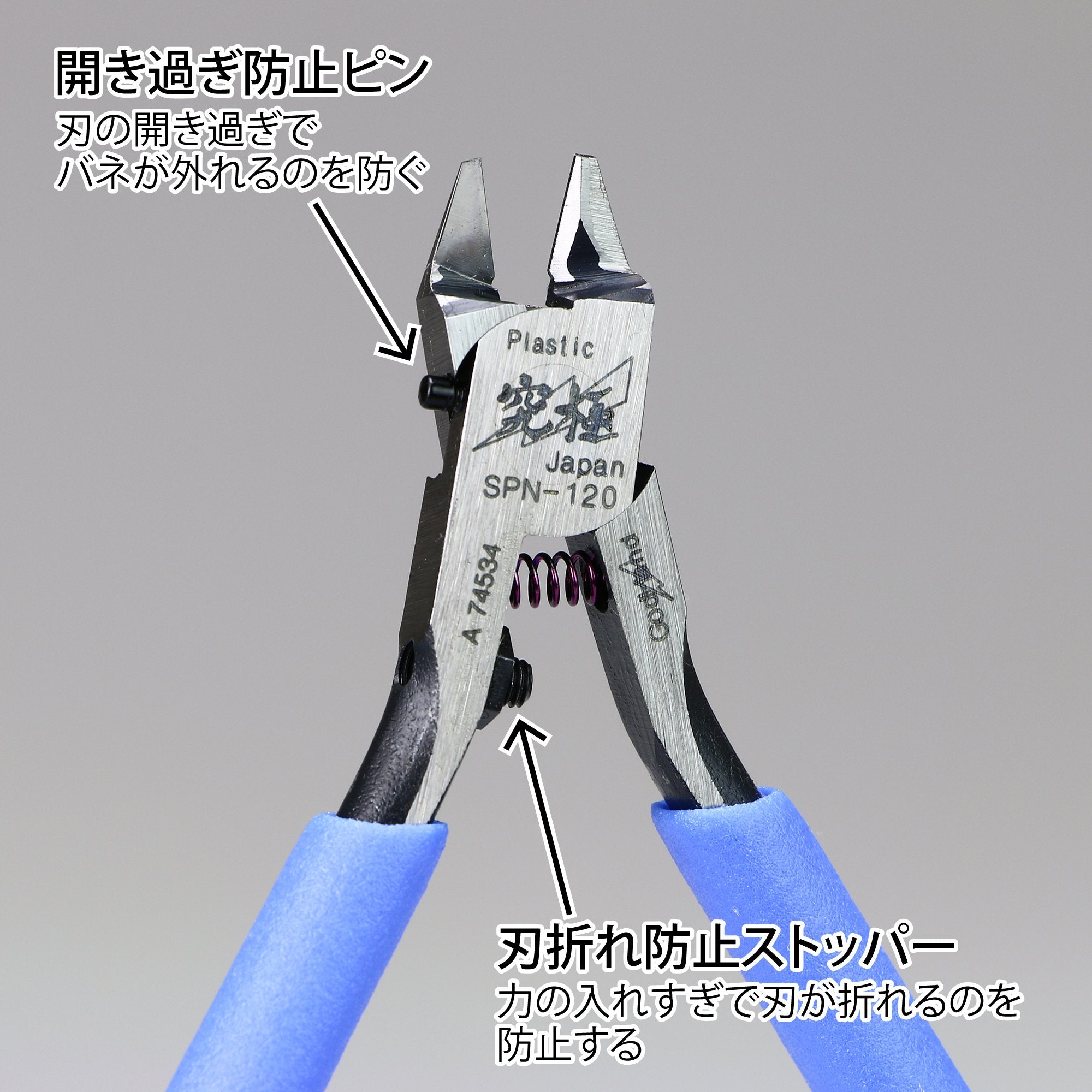 GodHand Ultimate Nipper 5.0 model parts being cut from a sprue.