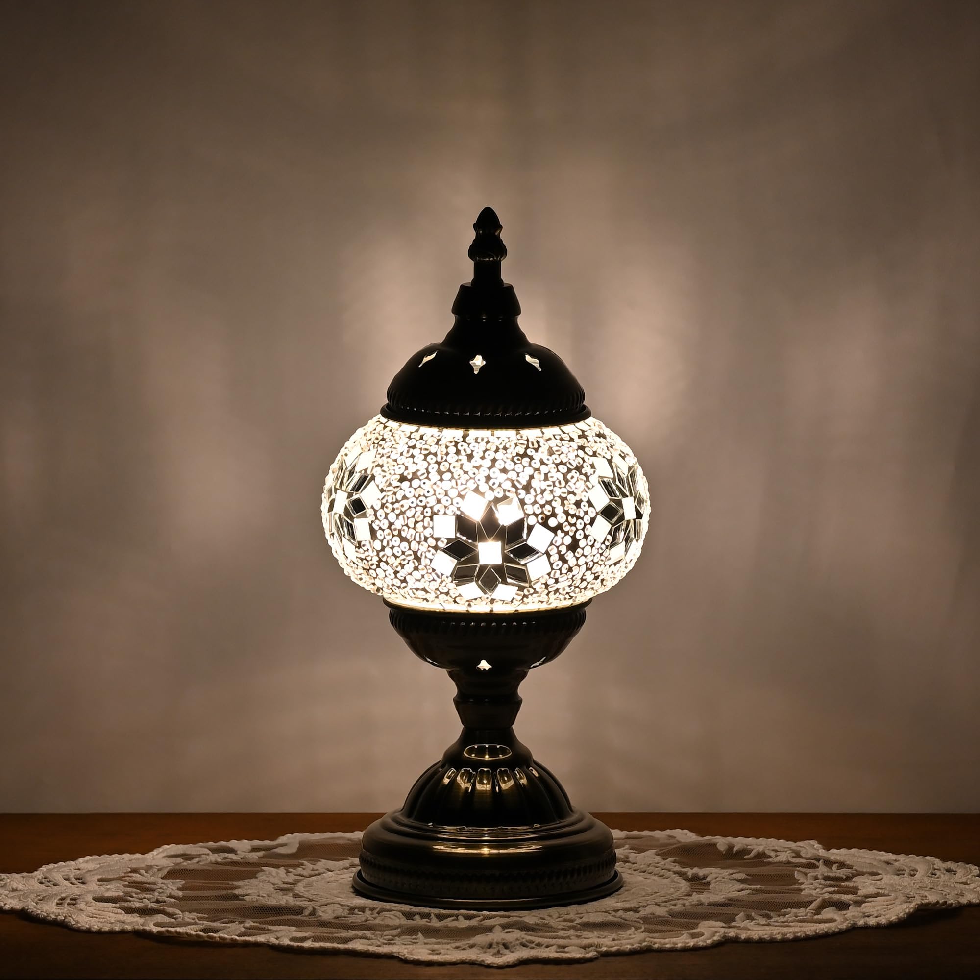 GOGERS mosaic glass lampshade close-up highlights craftsmanship and colorful light diffusion.