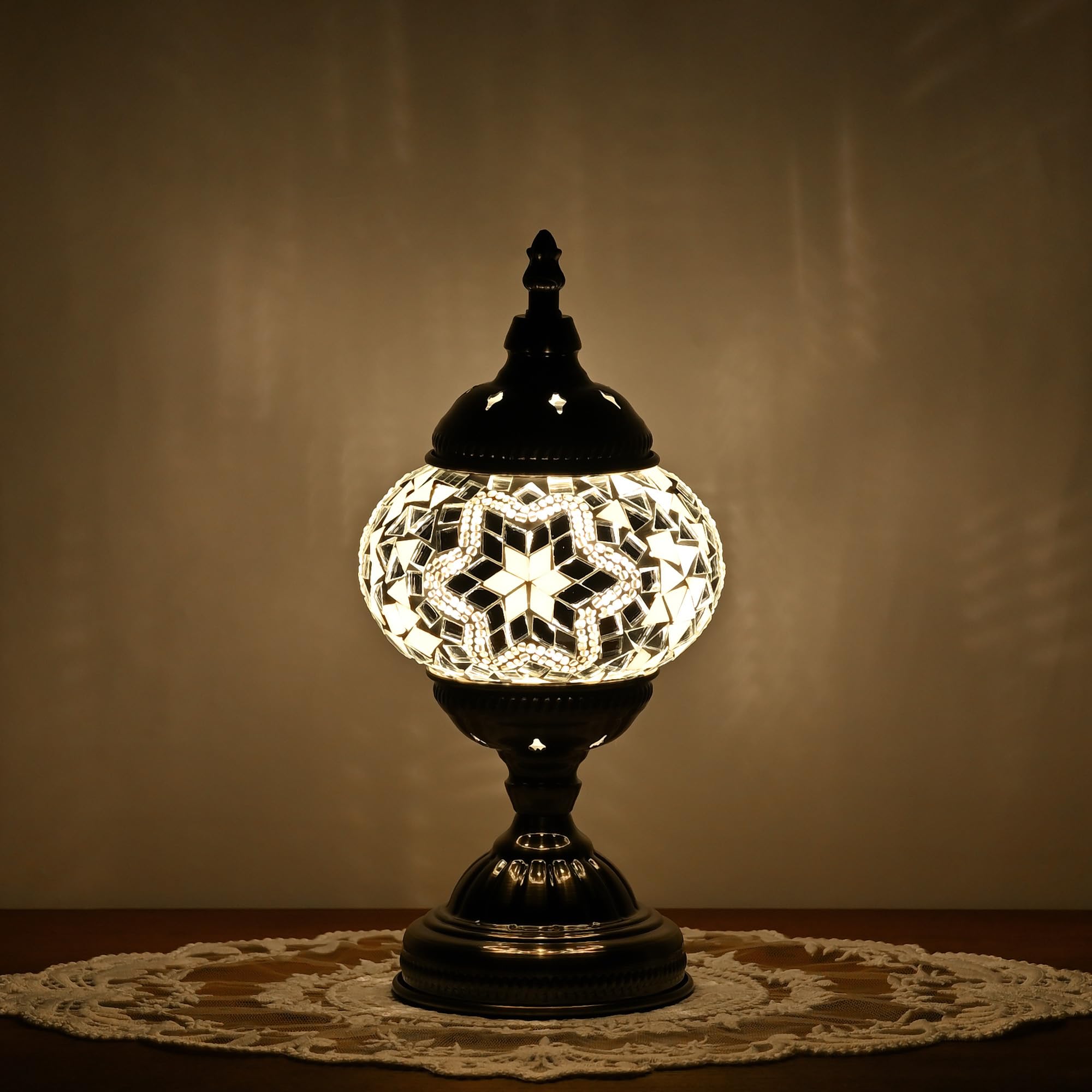 GOGERS Tiffany style table lamp on nightstand with bronze base