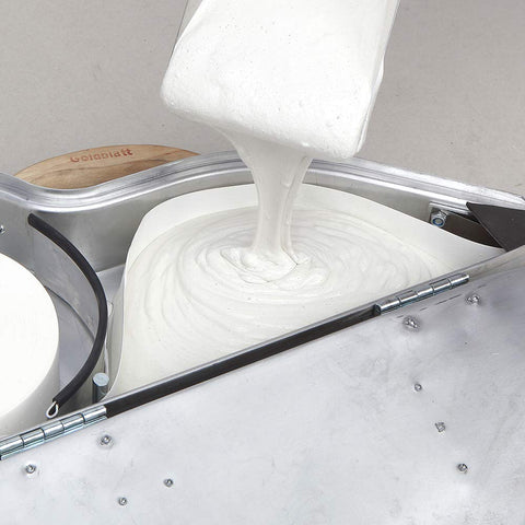 Goldblatt Banjo-Dry Tape cutting blade end provides clean cuts.