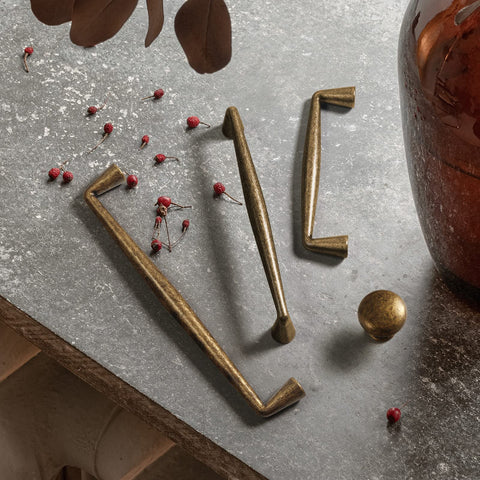 Goo-Ki antique brass zinc alloy knob offers durable, rust-resistant hardware for drawers and doors.