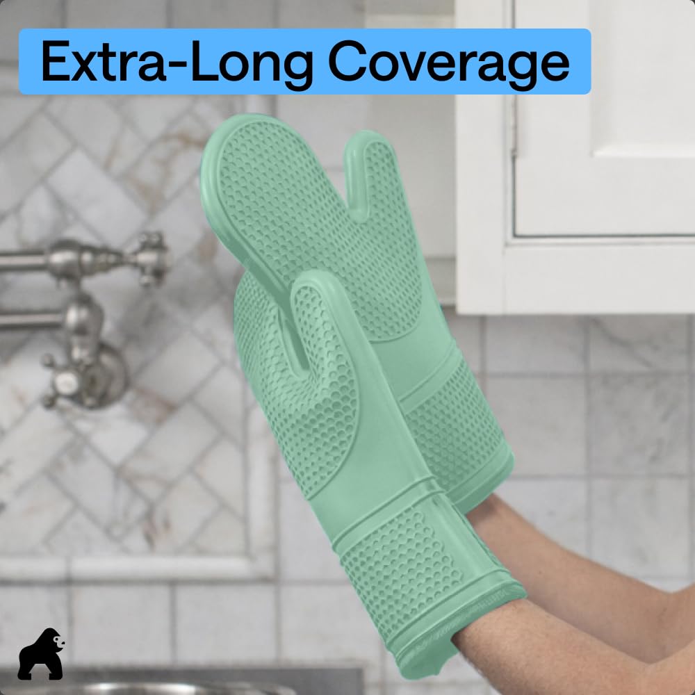 Oven mitt provides forearm coverage and reduces strain when lifting pots.