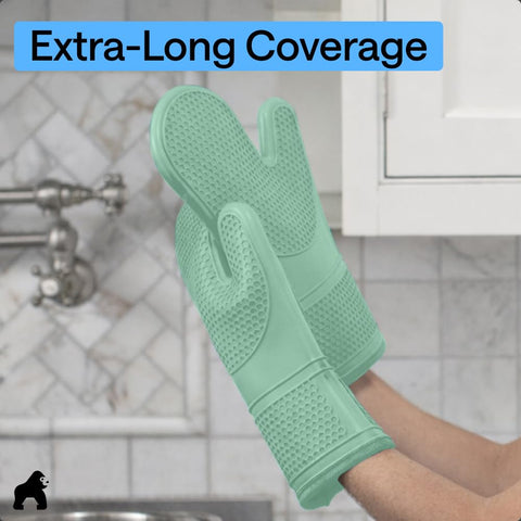 Oven mitt provides forearm coverage and reduces strain when lifting pots.