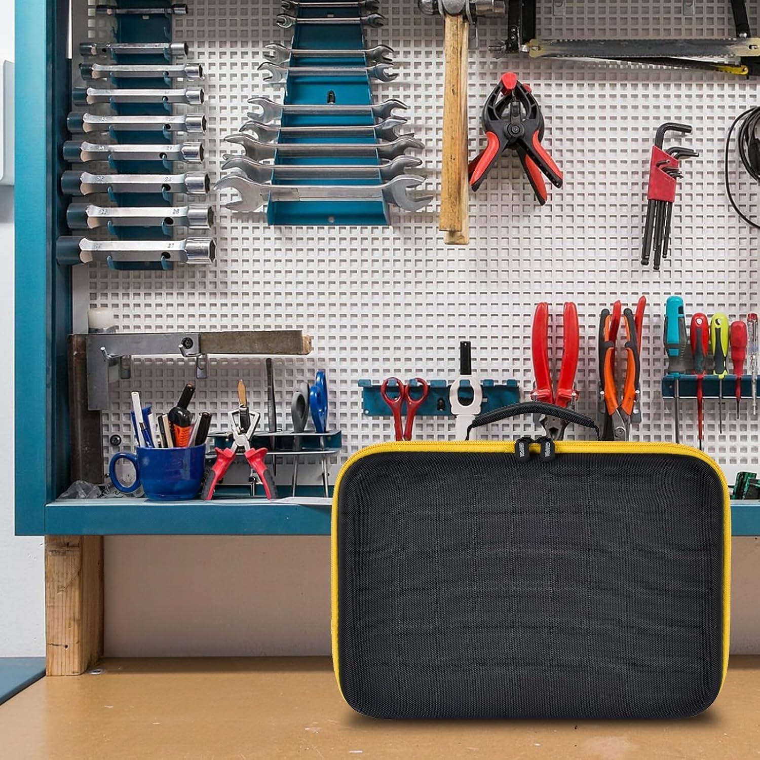 Grapsa easy-access case with comfortable handle simplifies reaching tools.