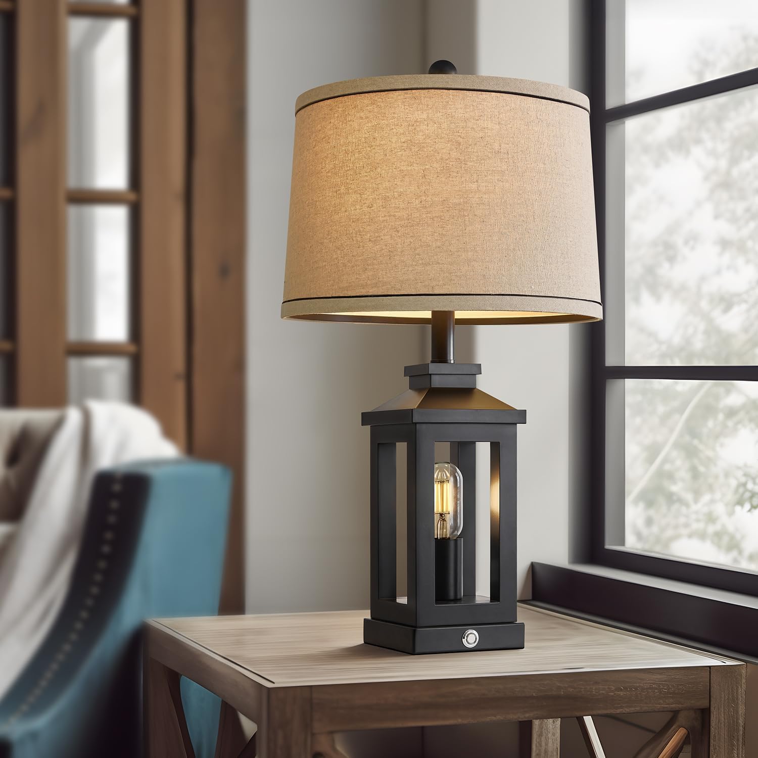 G-SAFAVA USB-C port enables fast charging from the lamp, even when powered off.