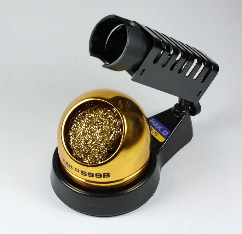 Hakko 599B tip cleaner included for quick maintenance between tasks.