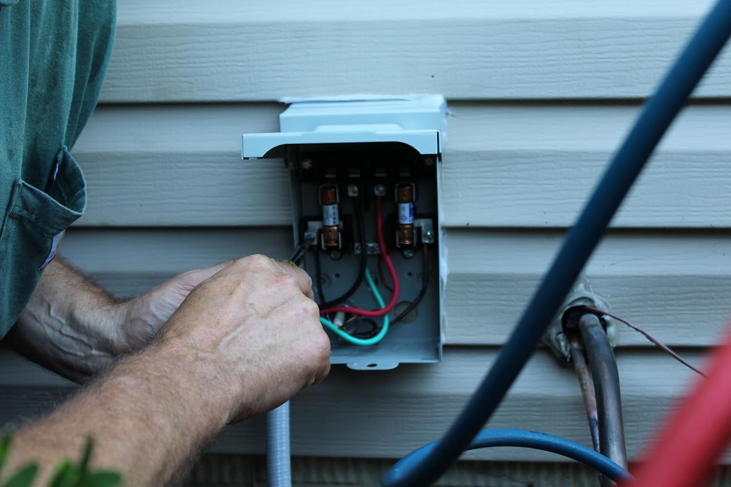 Halex HNF60R wiring compatibility supports copper or aluminum lug ranges for flexible installations.
