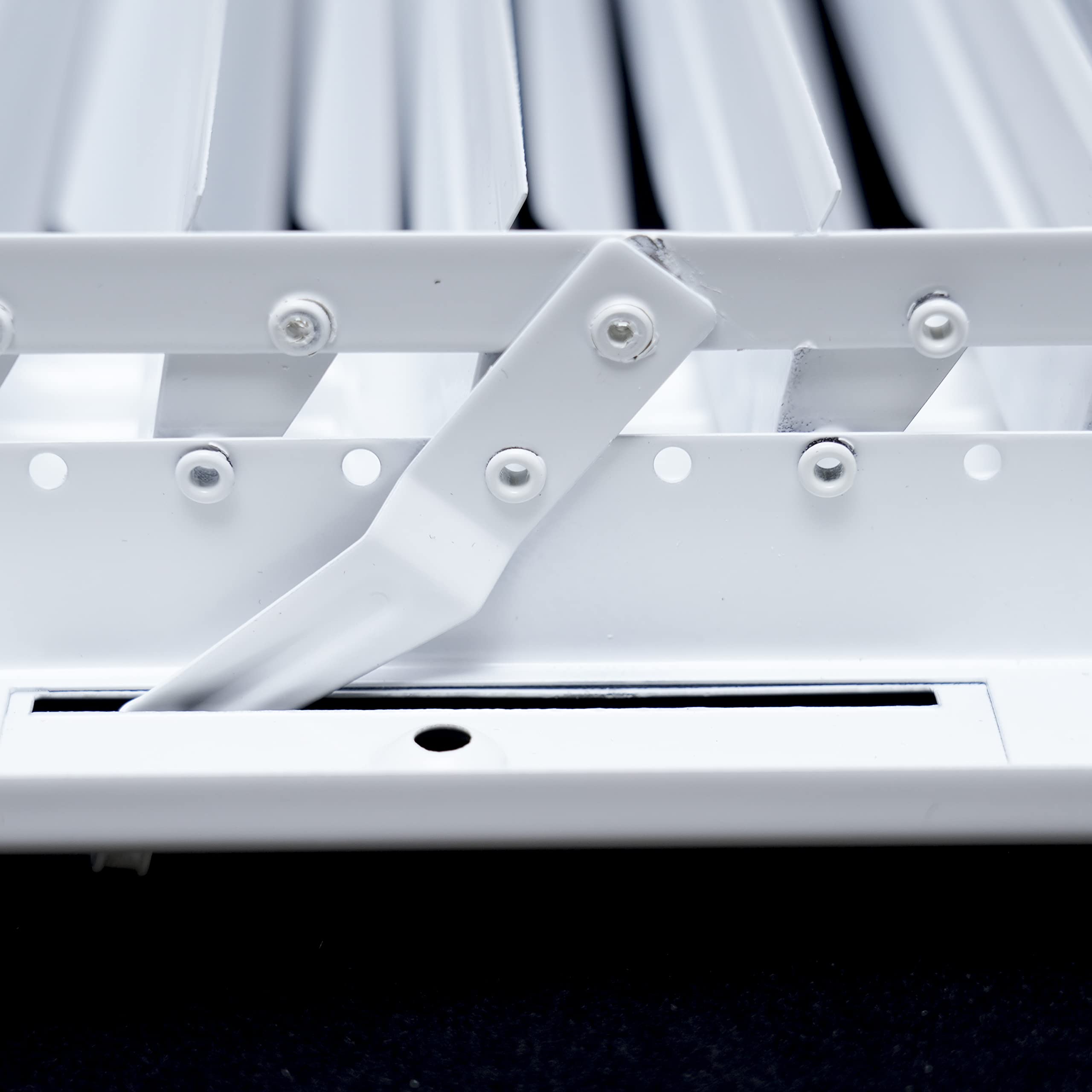 Quiet operation shown with a clean Handua vent cover in a room.