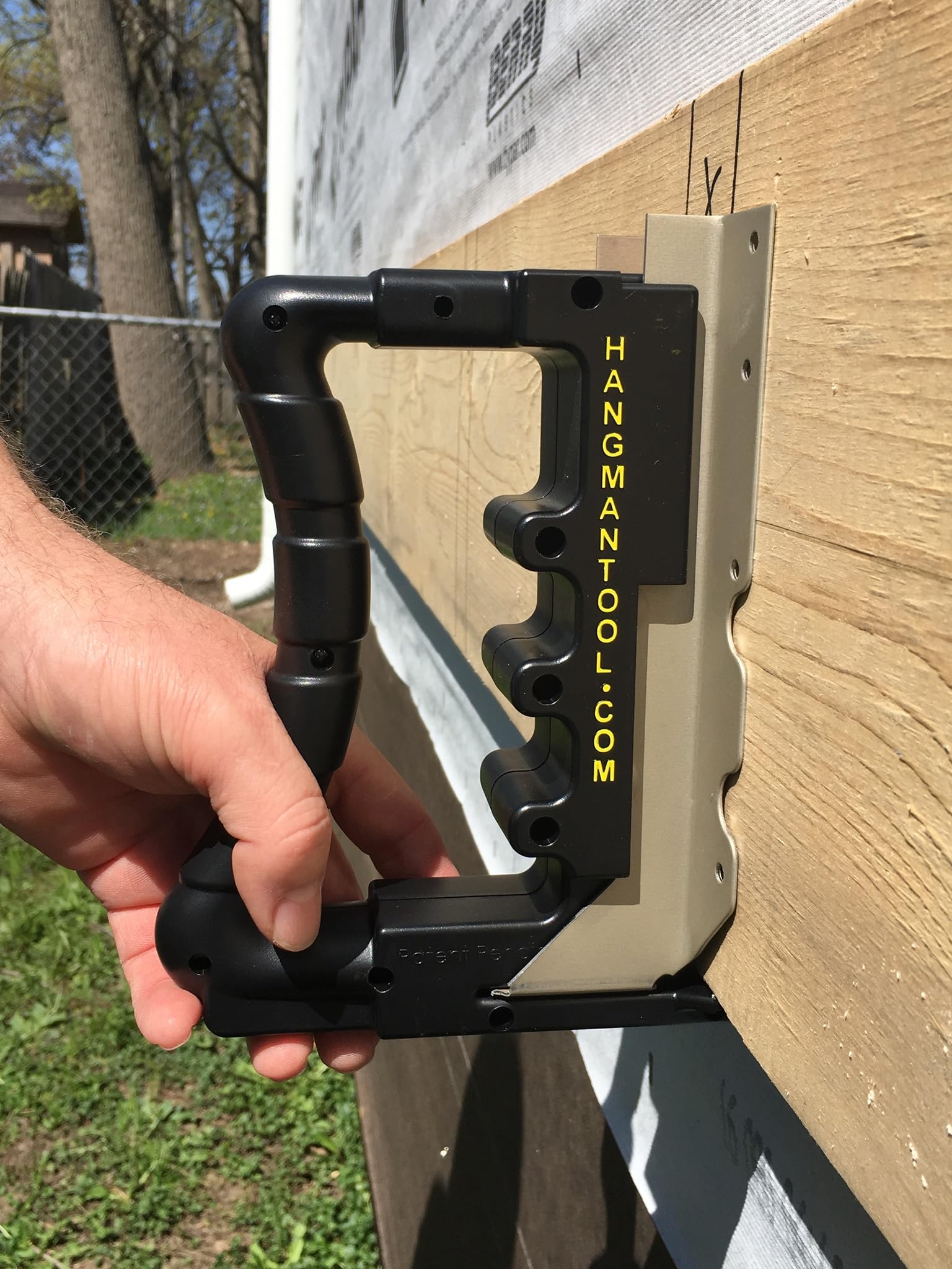 Hang Em Fast tool performs leveling action to steady hangers