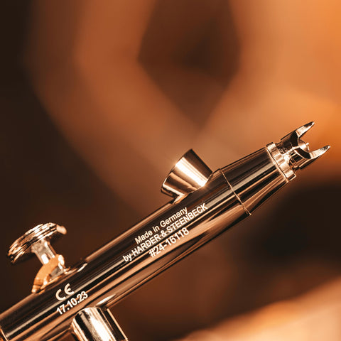 Harder & Steenbeck Evolution 2024 CRplus 5 ml cups reduce refills during longer sessions.