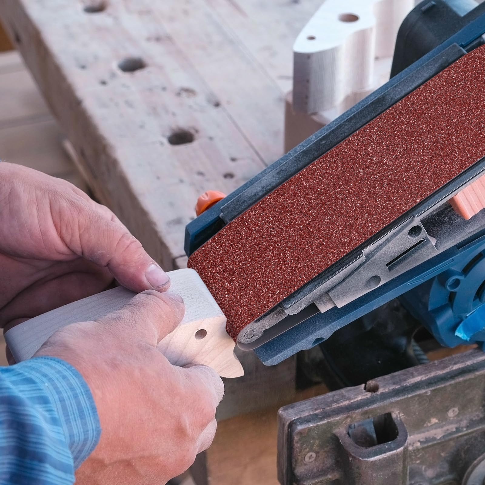 Heigble gift-ready sandpaper roll for woodworkers and hobbyists.