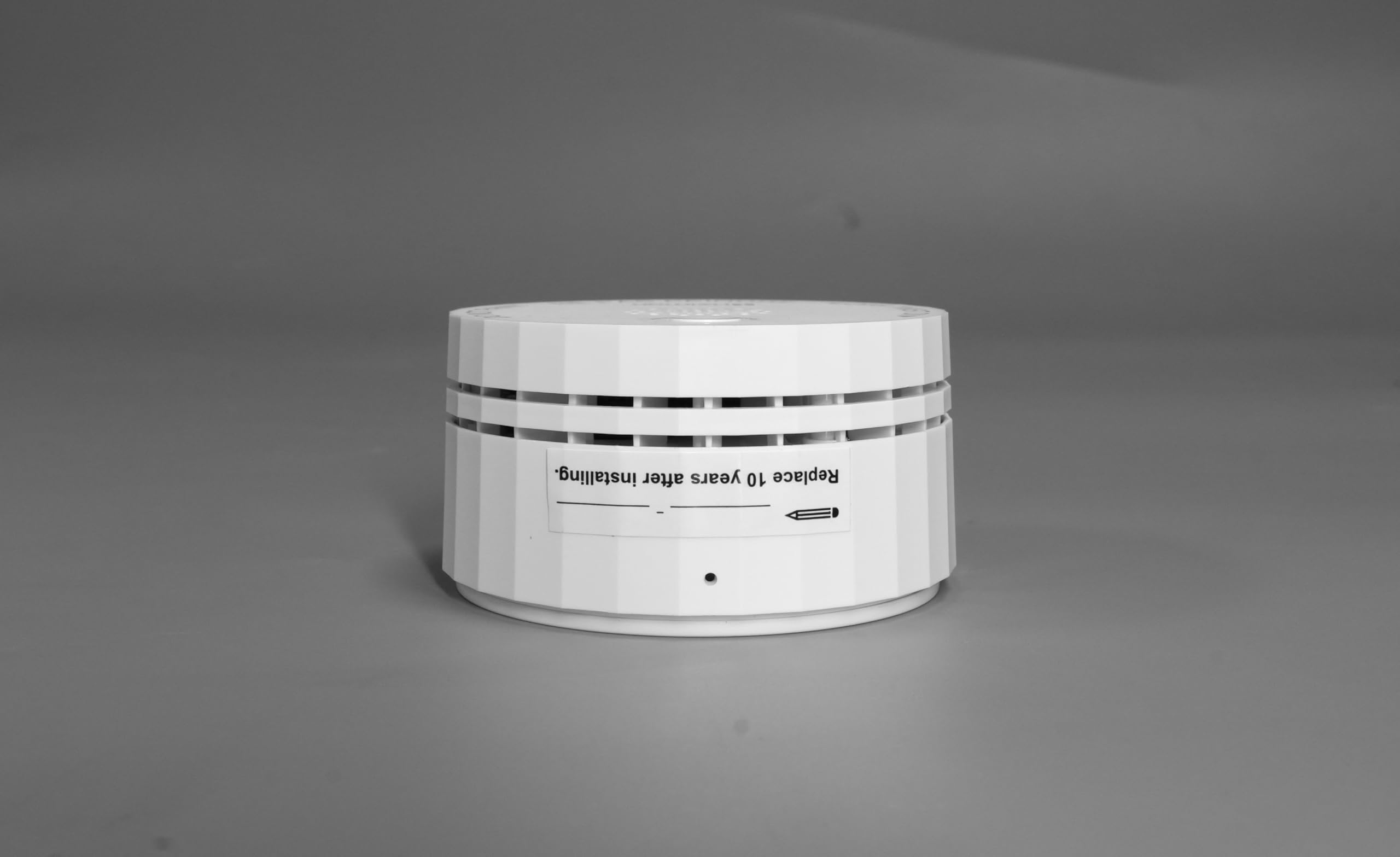 HEIMAN smoke detector side view with slim profile for discreet mounting