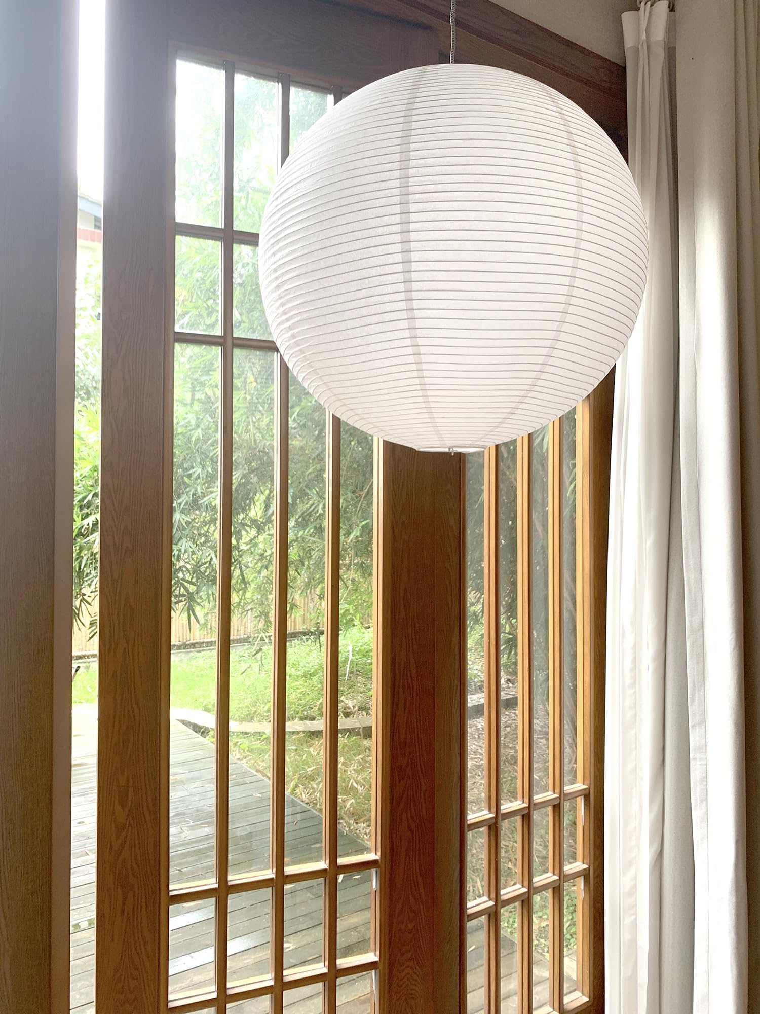 Henjjras close-up material image highlights paper and steel wire craftsmanship.