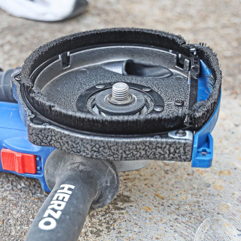 Push and pull buckle on Herzo shroud enables quick setup